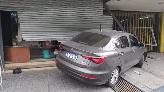 Video: perdió el control de su vehículo, se llevó puesto el cordón y se incrustó en un negocio