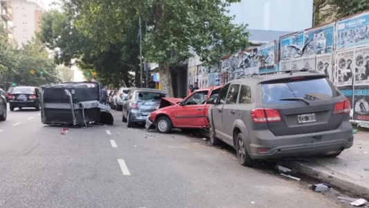 Se quedó dormido y chocó a cuatro autos estacionados y dos contenedores de basura