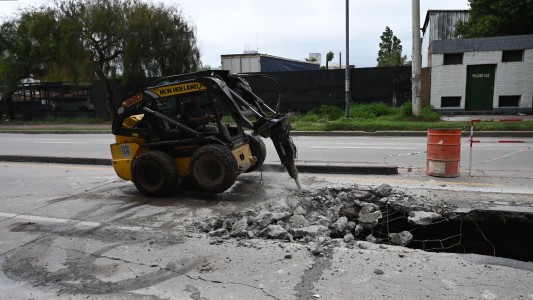 La Municipalidad inició las tareas de reparación en el socavón de avenida Vélez Sarsfield
