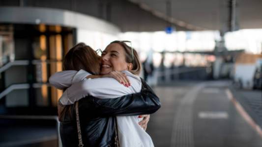 Polémica medida en un aeropuerto: impusieron un límite de 3 minutos a los abrazos de despedida
