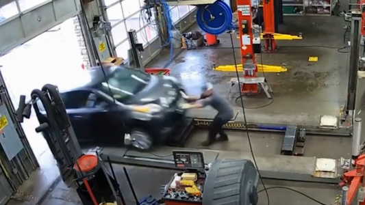 Video: mecánico perdió el control de un auto y atropelló a un compañero en el taller