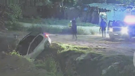 Video: saltaron de un auto en movimiento para escapar de la policía en Quebrada de las Rosas