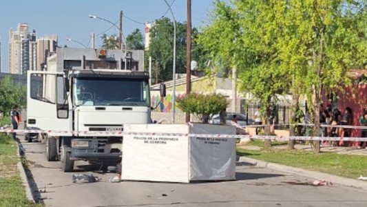 Un motociclista falleció tras chocar con un camión recolector en barrio El Tropezón
