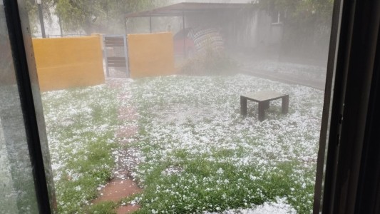 Continúa la alerta: impactante caída de granizo en Capilla del Monte
