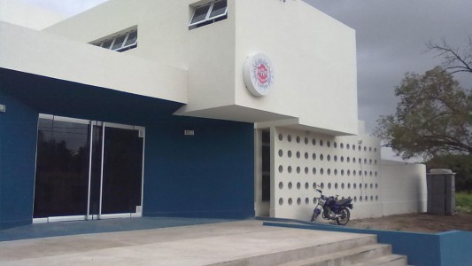 De no creer: detuvieron a un hombre robando la batería de un auto dentro de una comisaría