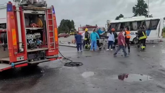 Murieron cuatro policías bonaerenses en un choque contra un camión cisterna
