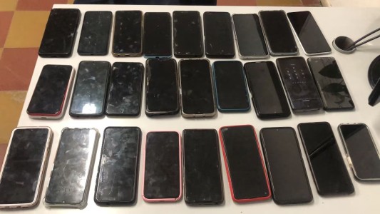 Detuvieron a una mujer con 27 celulares en su auto en Jesús María