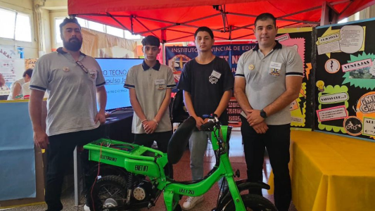 Cruz del Eje: estudiantes crearon una moto eléctrica y buscan hacerla autosustentable con energía solar