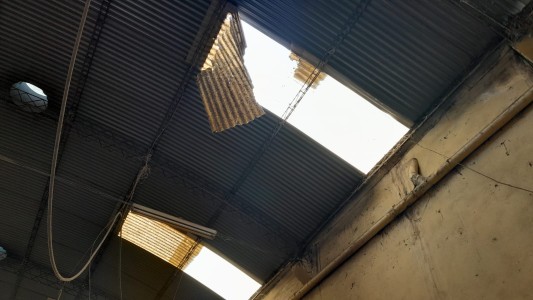 Intentó retener a un delincuente y cayó desde 7 metros de altura en barrio Guiñazú: terminó internado