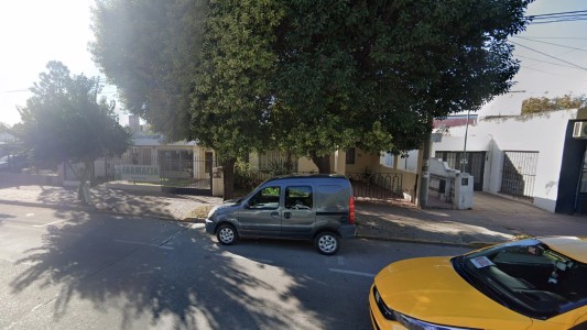 Una mujer bajaba del colectivo en Barrio Jardín y la atropelló un auto: tiene traumatismo de cráneo