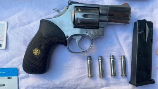 Detuvieron a un barra brava de Belgrano: circulaba con dos autos y un revólver calibre 38