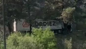 Un camión quedó colgado en la ruta 5 de Córdoba a punto de caerse al Dique Los Molinos