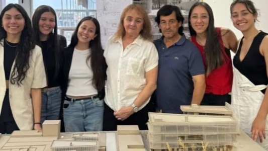 Las amigas de Catalina entregaron una maqueta que hicieron con ella y la homenajearon