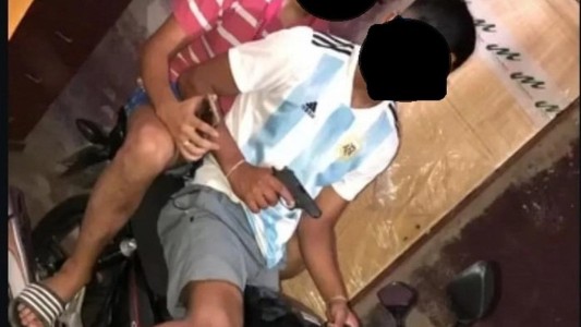El menor de 15 años que participó en el crimen de Sebastián Villarreal volvió a posar armado