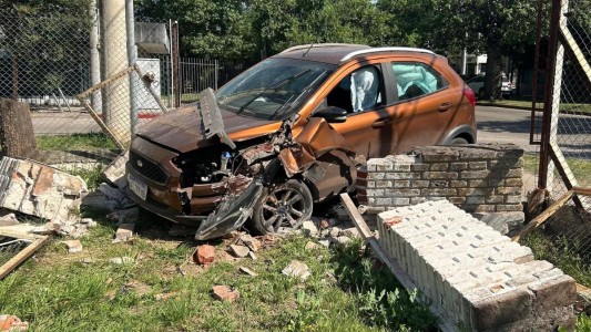 Un automóvil atropelló a un peatón y quedó incrustado en la verja de una casa