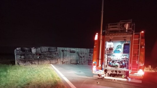 Un camión volcó en la autopista Córdoba-Rosario: hay corte total de calzada