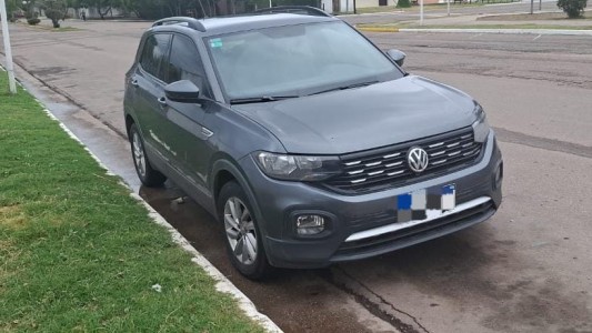 Una mujer amenazó y agredió a la policía luego de que la multarán por manejar a alta velocidad: quedó detenida