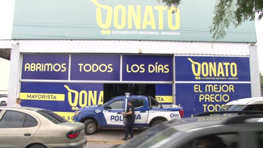 Perdió el control y se incrustó en un supermercado de Argüello: hay una mujer herida