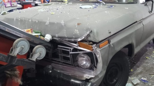 Video: así fue el momento en el que una camioneta se incrustó dentro de un supermercado en Argüello