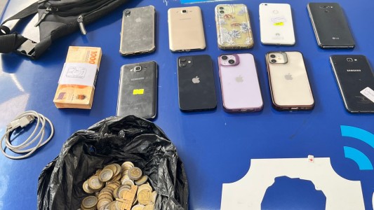 Detuvieron a dos jóvenes de 18 y 22 años que trasladaban diez celulares en barrio Villa Posse
