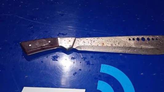 Córdoba: chocaron, hirió con un arma blanca al otro conductor y huyó