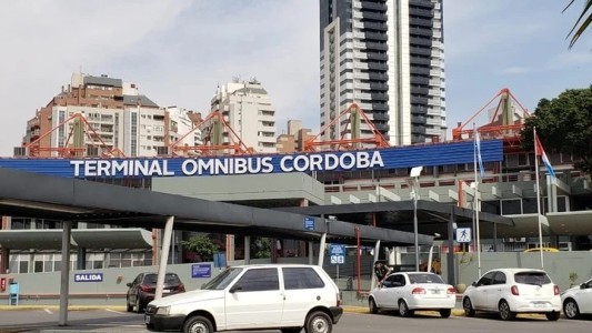 Detuvieron a dos maleteros que lastimaron con un clavo a un chico en la terminal de ómnibus de Córdoba