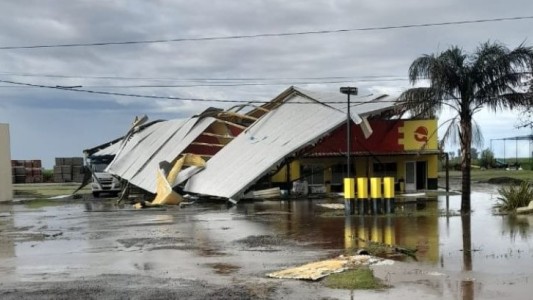 Una "cola de tornado" azotó el pueblo cordobés de Ordóñez y causó estragos en la infraestructura del lugar
