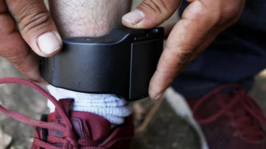 Limpiaba la pileta con la tobillera electrónica y murió al sufrir una descarga