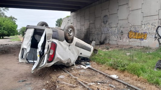 Marqués de Sobremonte: un auto cayó al vacío en Circunvalación, no hubo heridos