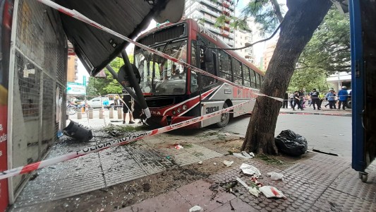 Imputaron al chofer del colectivo que chocó a dos mujeres y se incrustó en un kiosco en la Chacabuco