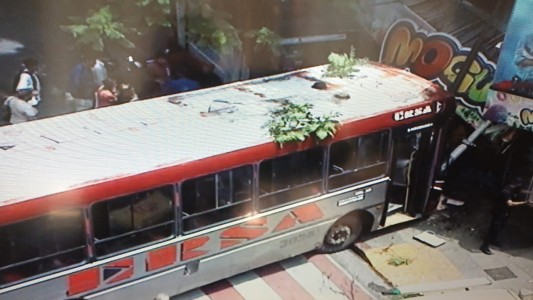 Video: el momento en el que el colectivo atropelló a las dos mujeres y se incrustó en el kiosco