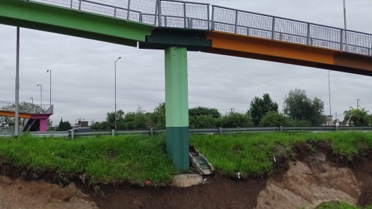Tras las lluvias en Córdoba, se desmoronó la base de una pasarela en Circunvalación