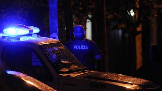 Desarticularon una nueva fiesta clandestina en Córdoba: los menores atacaron a botellazos a los policías