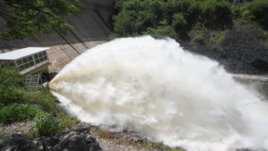 El Dique San Roque alcanzó su nivel máximo y activó la "Cola de Novia" para regular el caudal