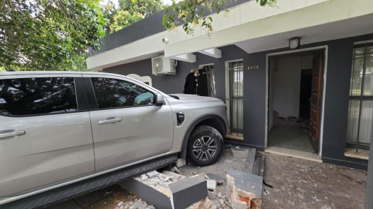 Una camioneta embistió una casa, tras chocar con un automóvil en barrio Alejandro Centeno