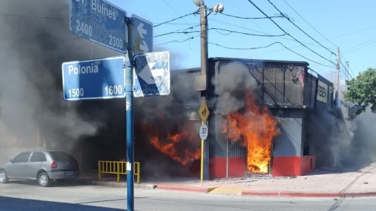 Video: una pinturería se prendió fuego en barrio Pueyrredón