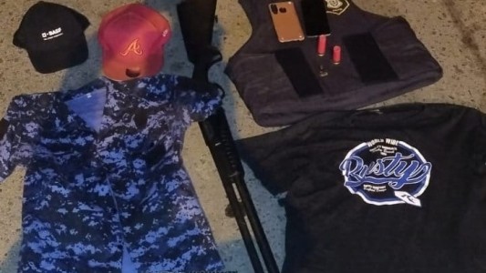 Córdoba: detuvieron a tres hombres que circulaban con armas y uniformes de la Policía de Buenos Aires