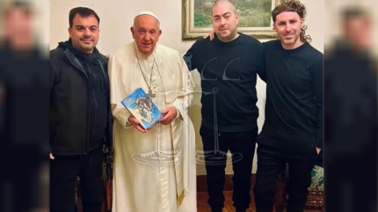 El papa Francisco recibió a un sobreviviente de Cromañón y a los integrantes de la banda Callejeros