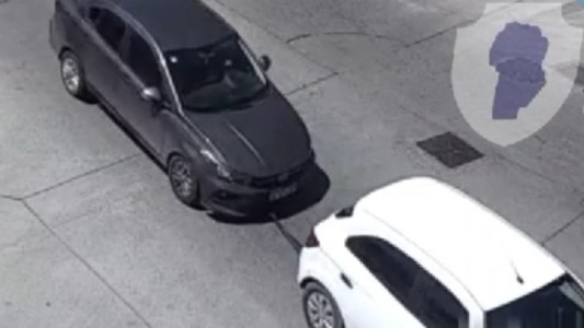 Video: dos ladrones robaron un auto y lo llevaron a tiro hasta Villa El Libertador