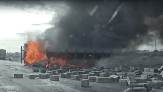 Un camión volcó y se prendió fuego en la autopista Córdoba-Rosario