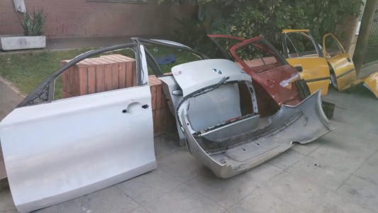 Los Naranjos: detuvieron a dos hermanos por robar autos y desarmarlos en su casa