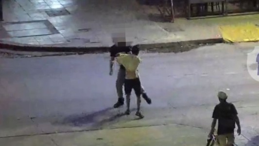 Video: arrojó una botella de vidrio contra un bar y se agarró a las piñas con un empleado