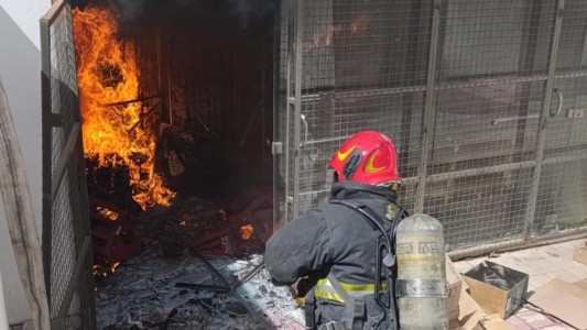 Un supermercado se prendió fuego en barrio Alberdi: provocó un caos en el tránsito