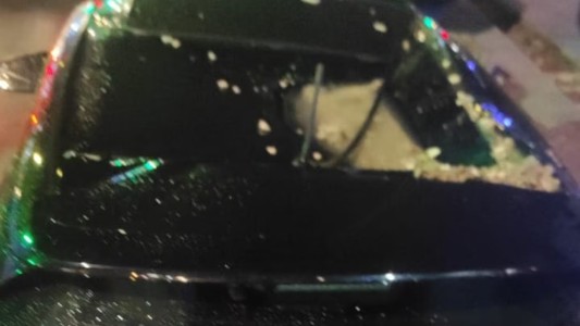 Un perfil de hierro cayó desde el piso 24, destrozó un auto y lesionó a un adolescente