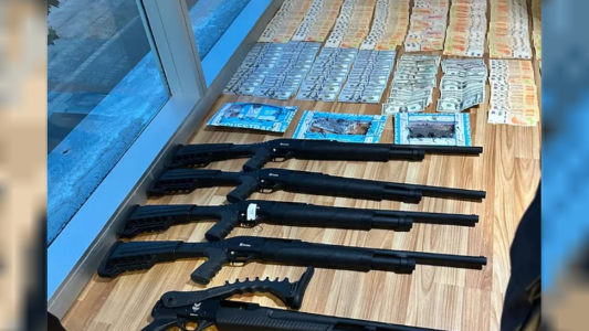 Por evación, allanaron 13 locales de una cadena que vende empanadas y encontraron escopetas