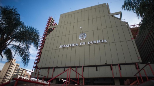 Un policía chocó e intentó pegarle a sus compañeros en Nueva Córdoba: lo detuvieron