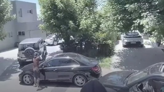 Dejó el auto mal estacionado en un country de Pilar y un vecino le rompió el parabrisas con un palo de golf