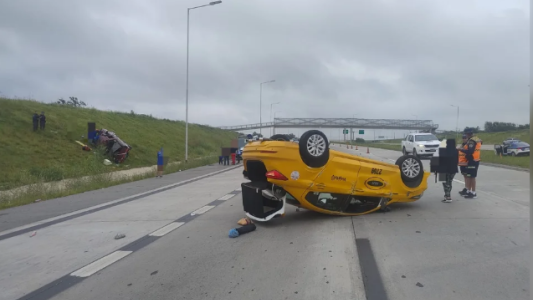Pareja herida tras choque y vuelco con un taxi