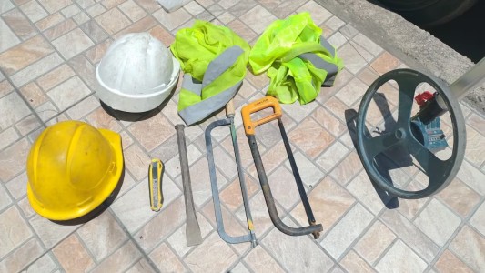 Detuvieron a dos hombres que se hacían pasar por empleados de telecomunicaciones para robar