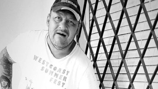 Investigan la muerte de un hombre de 40 años en Laboulaye: lo encontraron agonizando al lado del lago